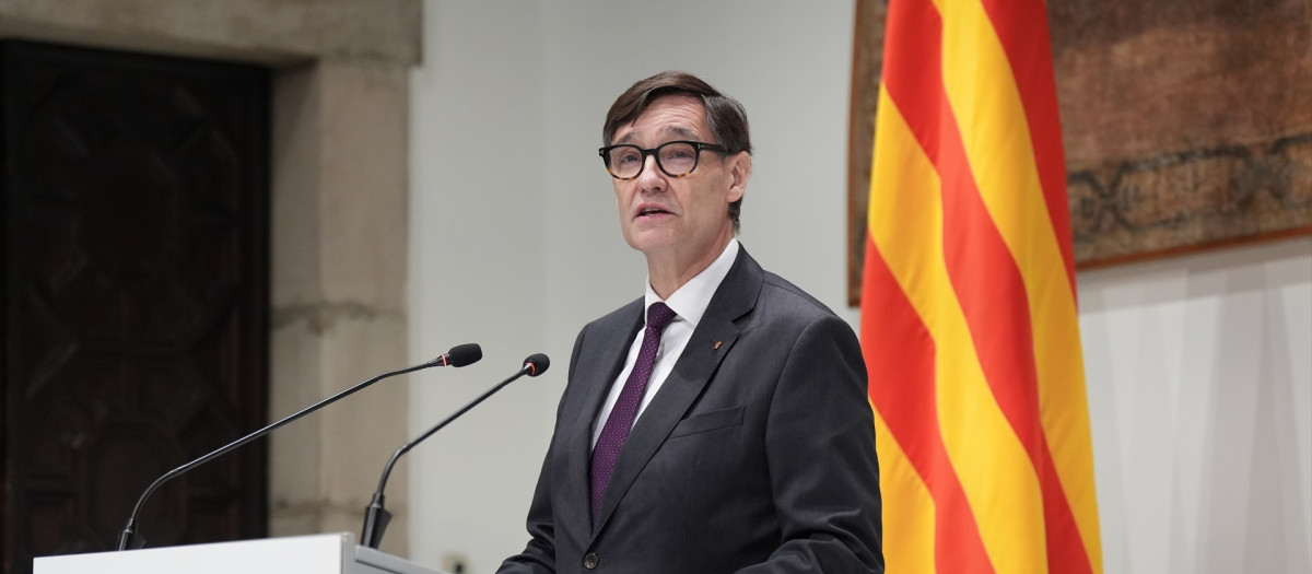 El president de la Generalitat, Salvador Illa, interviene durante la firma del acuerdo de los presupuestos catalanes 2026, a 23 de febrero de 2026, en Barcelona, Catalunya (España). El Govern catalán cuenta con el apoyo de los Comuns para la aprobación de los presupuestos, pero mantiene las negociaciones con ERC con el traspaso del IRPF como principal escollo para su aprobación.

David Zorrakino / Europa Press
23/2/2026