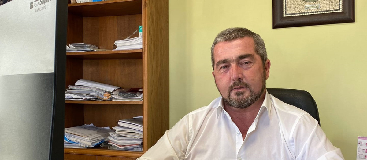 El alcalde de Aznalcóllar (Sevilla), Juan José Fernández, en una imagen de archivo

REMITIDA / HANDOUT por AYUNTAMIENTO DE AZNALCÓLLAR
Fotografía remitida a medios de comunicación exclusivamente para ilustrar la noticia a la que hace referencia la imagen, y citando la procedencia de la imagen en la firma
27/4/2021