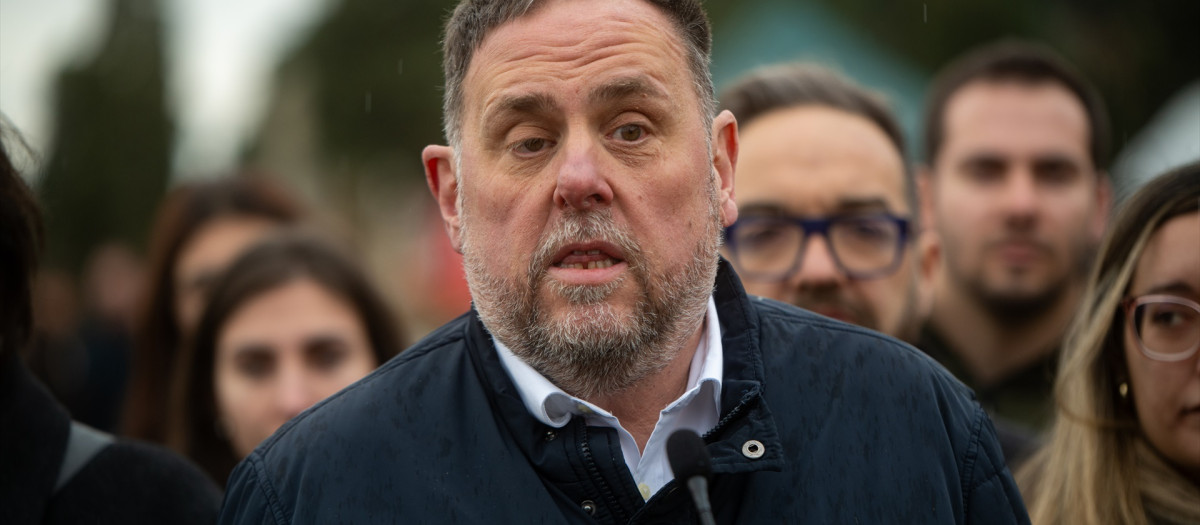 (Foto de ARCHIVO)
El presidente de ERC, Oriol Junqueras, durante la ofrenda floral anual a la tumba del expresidente de la Generalitat Francesc Macià, en el cementerio de Montjuic, con motivo del 92 aniversario de su muerte, a 25 de diciembre de 2025, en Barcelona, Catalunya (España). Como cada año, los representantes políticos se han dado cita en el cementerio barcelonés de Montjuic durante la ofrenda floral ante la tumba del expresidente de la Generalitat, Frances Macià, en el homenaje por su muerte el día de Navidad de 1933.

Lorena Sopêna / Europa Press
25 DICIEMBRE 2025;OFRENDA FLORAL;FRANCESC MACIÀ;EXPRESIDENTE;BARCELONA;CATALUNYA;NAVIDAD;2025;92 ANIVERSARIO
25/12/2025