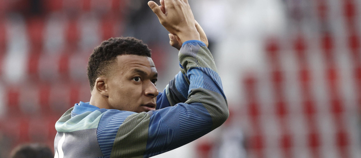 Kylian Mbappé calienta previo al partido Osasuna - Real Madrid