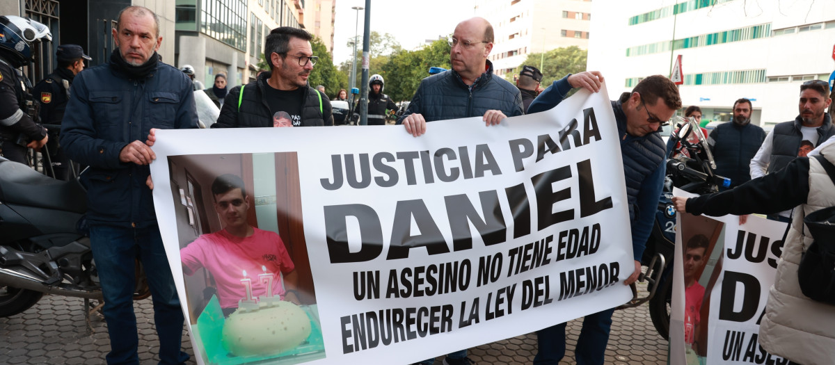 Familiares y vecinos del menor asesinado en Isla Mayor en julio de 2025, a las puertas del Juzgado de Menores de Sevilla