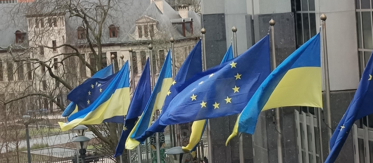 Banderas de Ucrania en la puerta del Parlamento Europeo