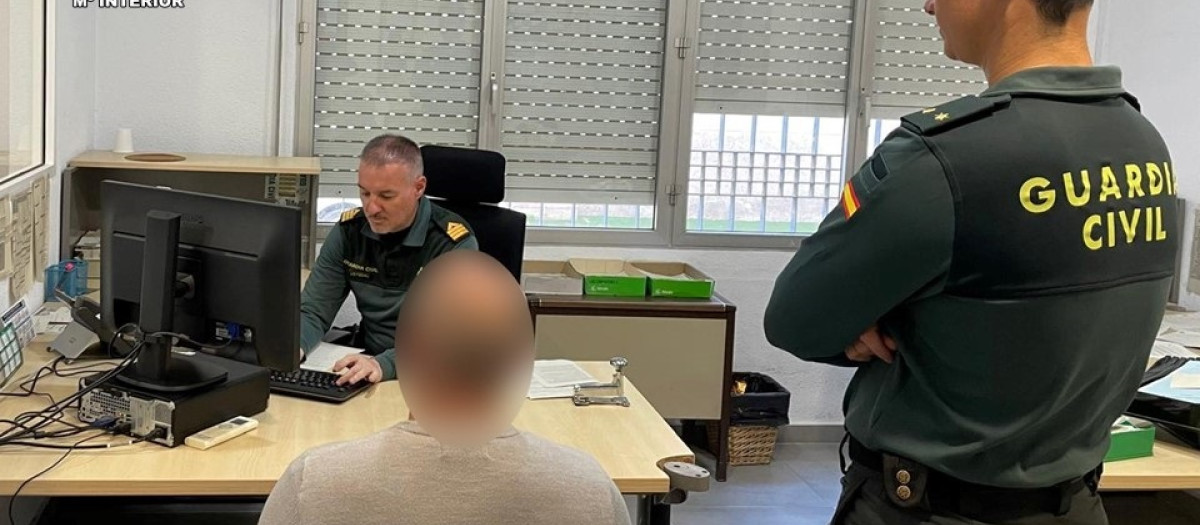 Imagen de archivo de un detenido en un cuartel de la Guardia Civil de Alicante