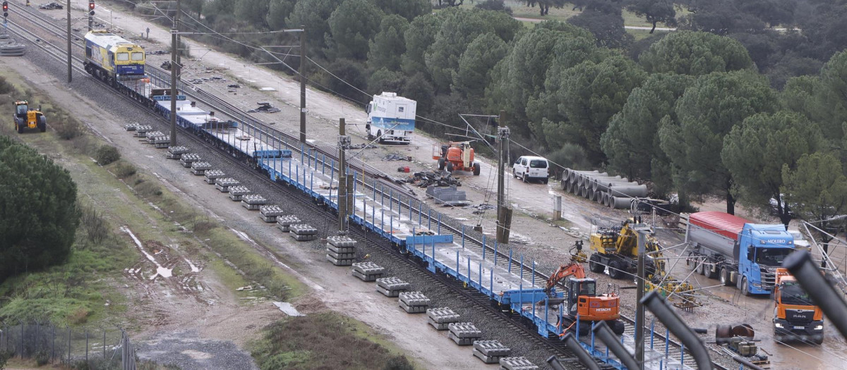 Imagen de las obras de reparación de la vía en Adamuz (Córdoba) tras el siniestro