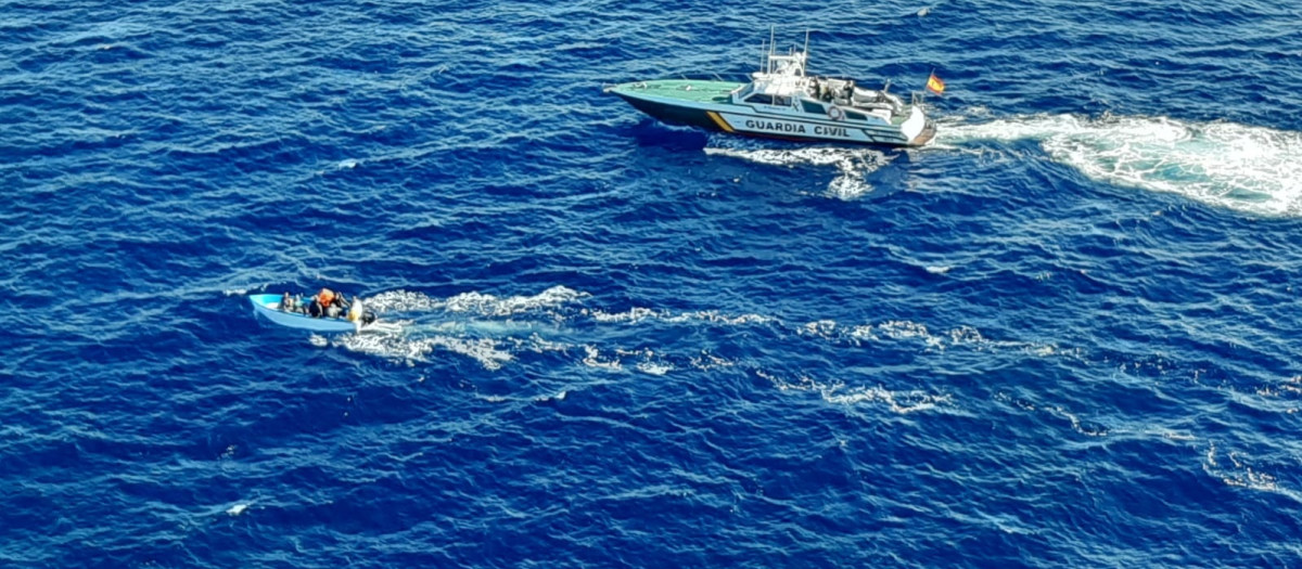 Una patera llegando a Baleares, el pasado mes de octubre

REMITIDA / HANDOUT por GUARDIA CIVIL
Fotografía remitida a medios de comunicación exclusivamente para ilustrar la noticia a la que hace referencia la imagen, y citando la procedencia de la imagen en la firma
18/10/2020