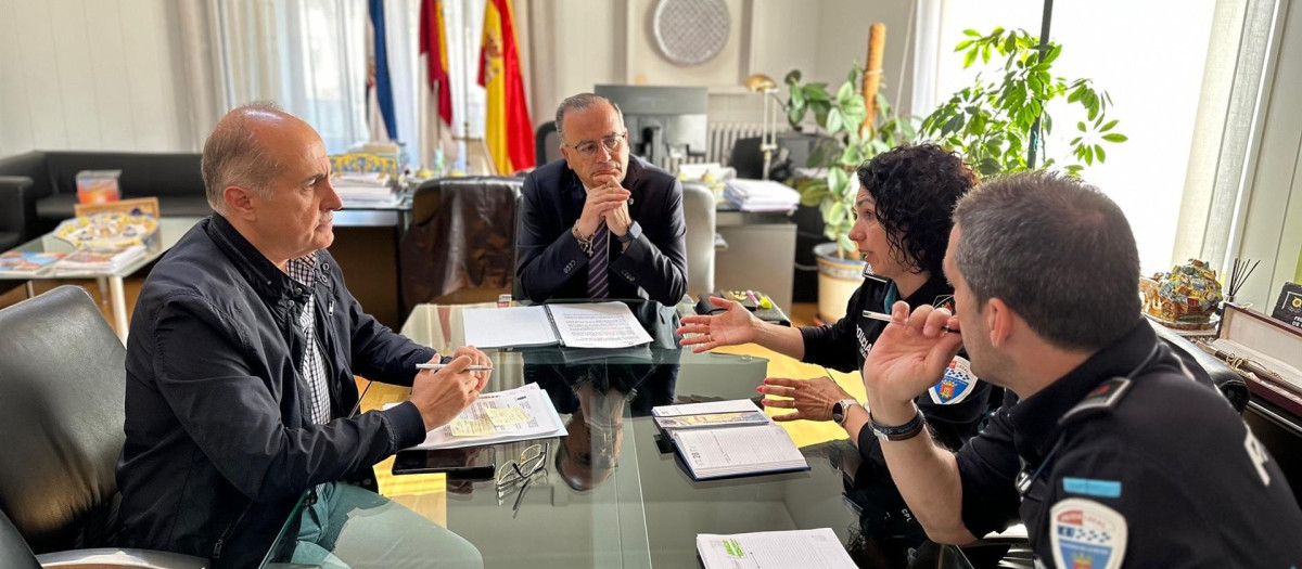 El alcalde de Talavera, José Julián Gregorio, reunido con la Policía Local
