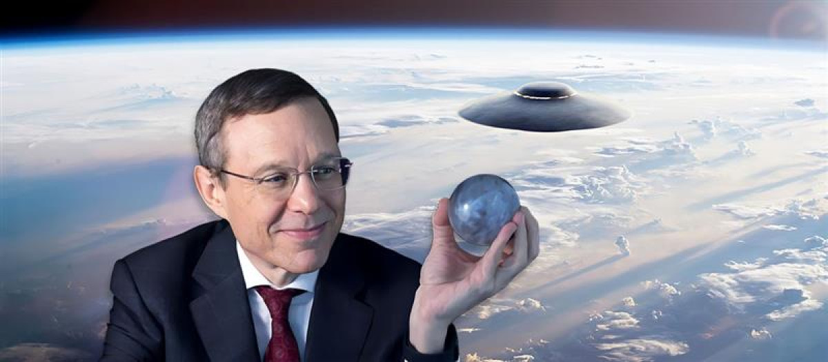 El astrofísico de Harvard, Avi Loeb, junto con un ovni