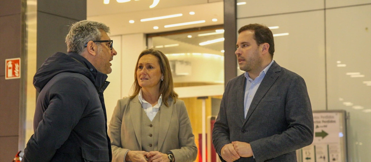 El concejal del PP de Vigo, Miguel Martín, la presidenta del PP de Vigo y vicepresidenta de la Diputación de Pontevedra, Luisa Sánchez, y el portavoz del PP en la institución provincial, Jorge Cubela, en la estación Vialia.

Sebastián Hipperdinger / Europa Press
24/2/2026