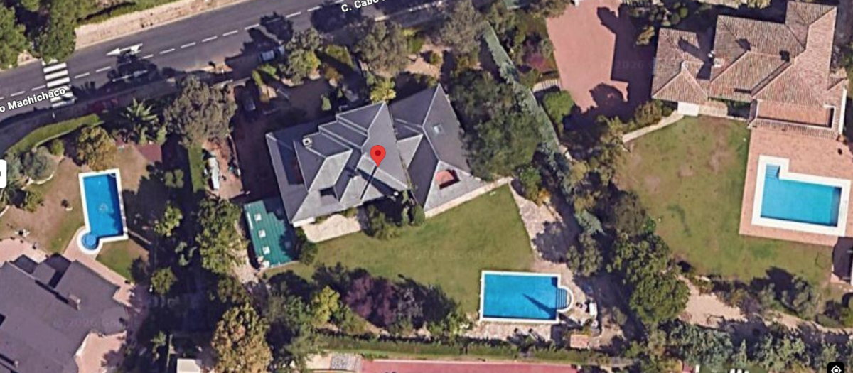 Vista aérea de la casa okupada en las Rozas por la actriz de doblaje Paloma Porcel