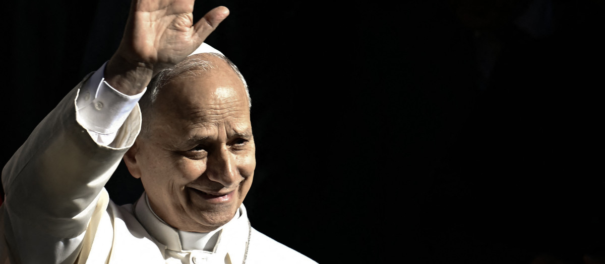 El Papa León XIV saludando a fieles