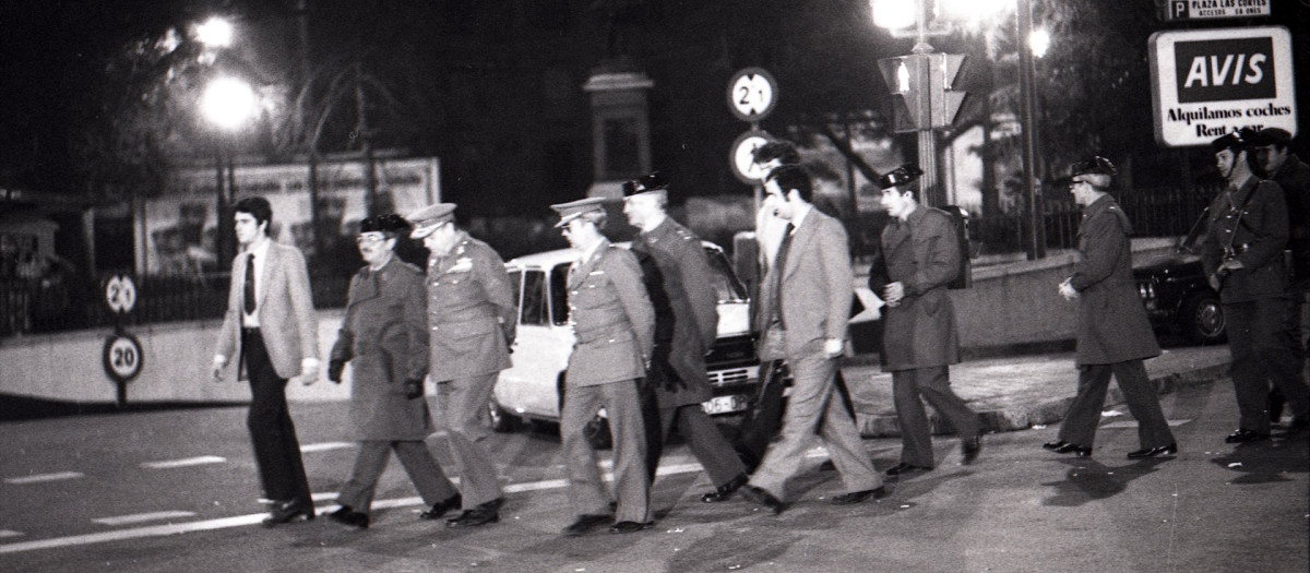 Imágenes del cordón policial que rodeaba el Congreso de los Diputados el 23-F de 1981