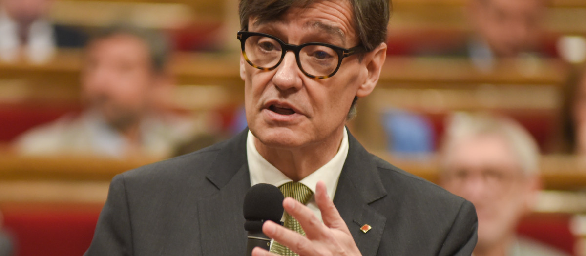 El president de la Generalitat, Salvador Illa, durante una sesión de control al Govern, en el Parlament de Cataluña, a 25 de febrero de 2026, en Barcelona, Cataluña (España).