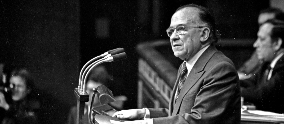 Santiago Carrillo, el 25 de febrero de 1981, dos días después del golpe, en el Congreso