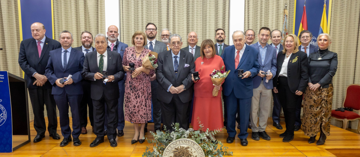 Imagen de los premiados y la junta directiva con el presidente del Casino
