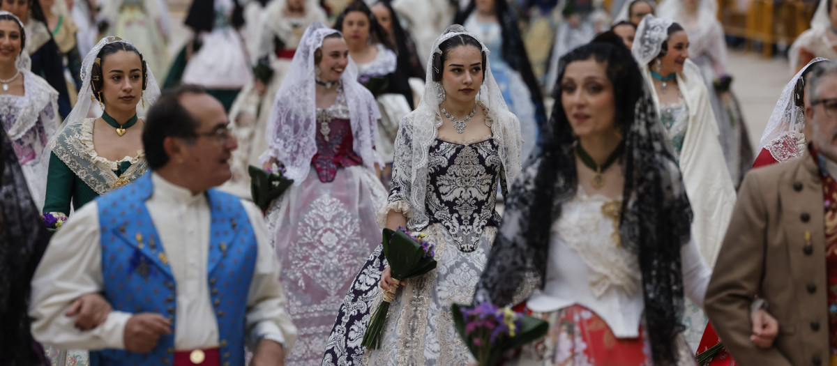 Imagen de archivo de la Ofrenda de flores a la Virgen de los Desamparados en las Fallas de Valencia.