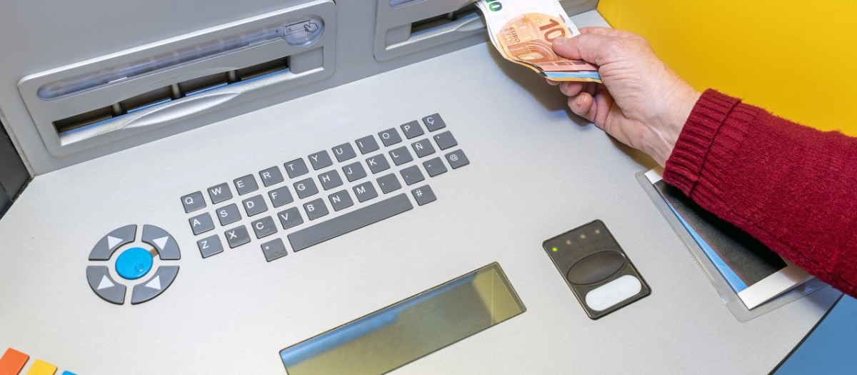 Retirando dinero efectivo