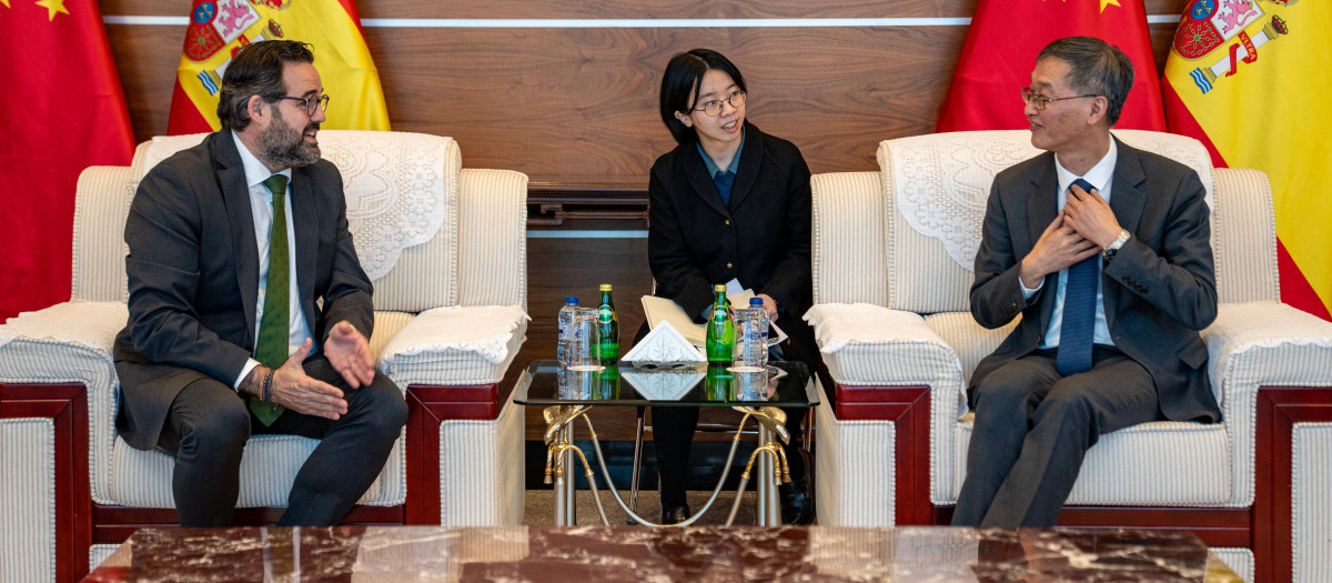 Paco Núñez con el embajador de China en España Yao Jing