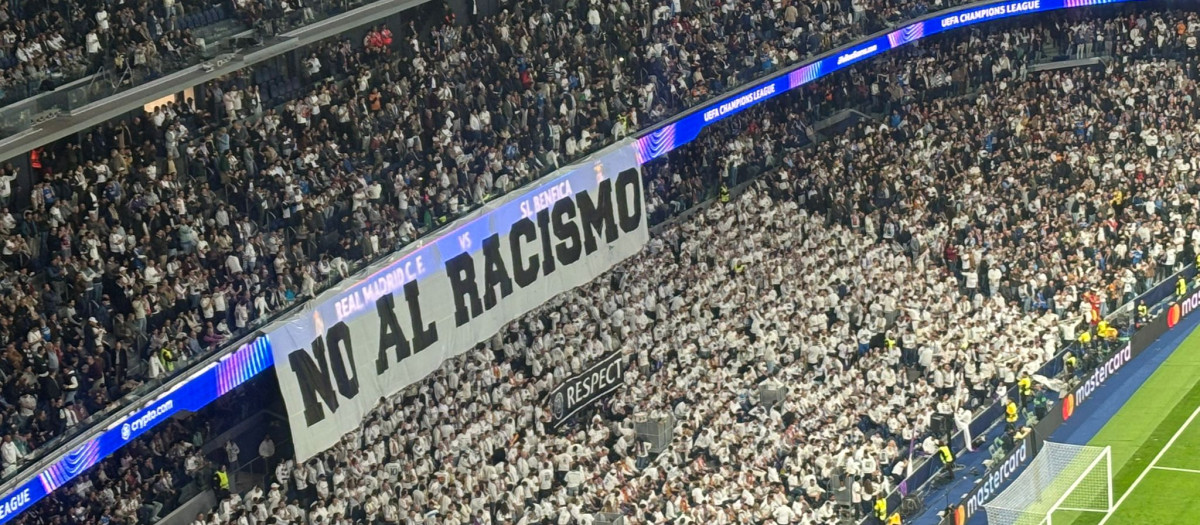 Pancarta de 'No al racismo. Respect' en el Bernabéu