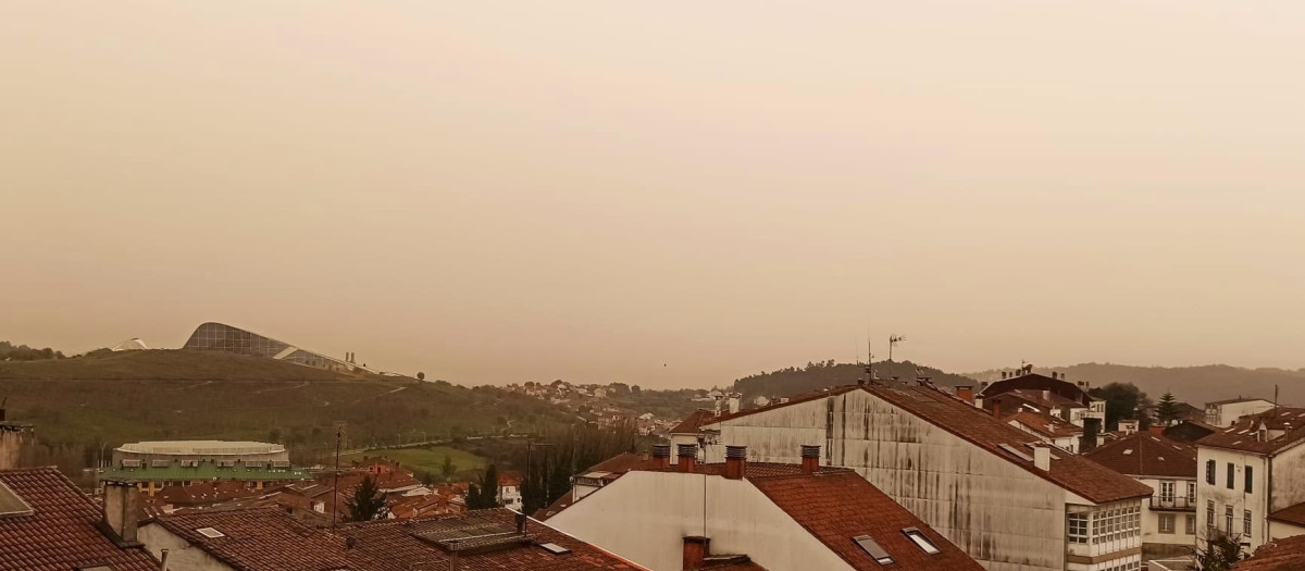 La calima de polvo sahariano en suspensión sobre la ciudad de Santiago.

EUROPA PRESS
15/3/2022