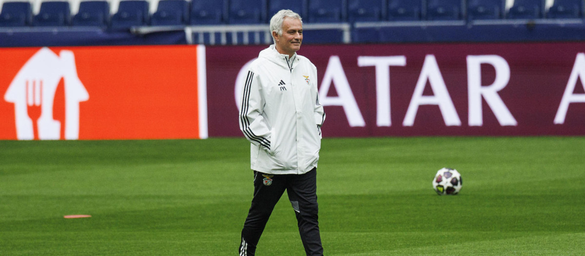 El entrenador del Benfica, José Mourinho, durante el entrenamiento del pasado martes en el Bernabéu
