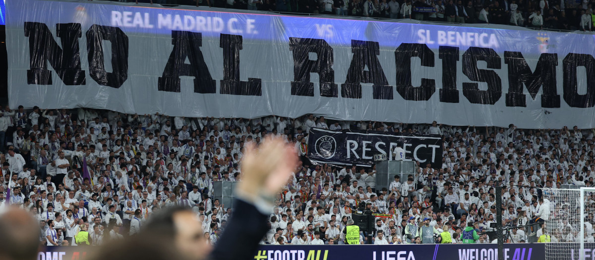 Pancarta con el lema 'No al racismo' mostrada en el Bernabeú