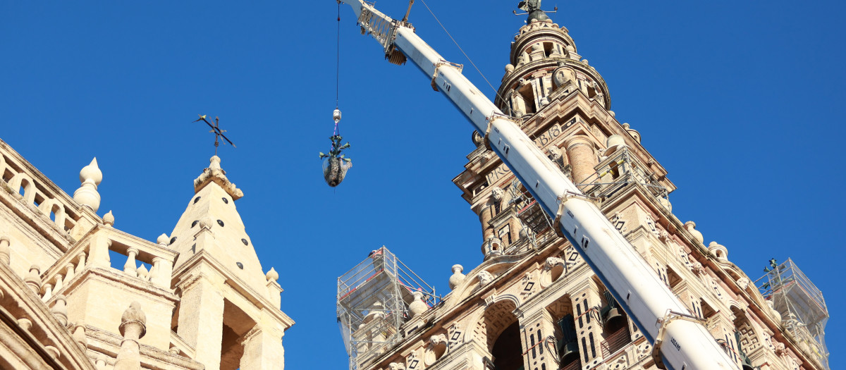 Tareas de retirada de las azucenas de la Giralda tras el desprendimiento de una de ellas