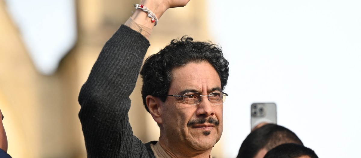 Iván Cepeda puño en alto ante sus seguidores del Pacto Histórico