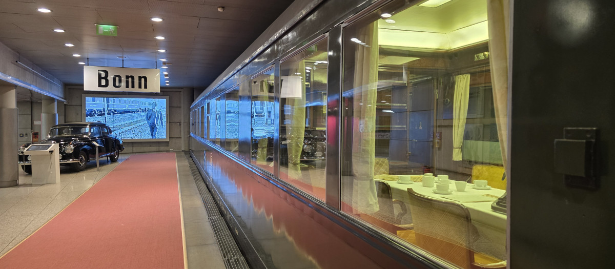 Vagón que utilizaba Billy Brandt en sus desplazamientos, estacionado en la salida de metro que da al museo (Museumsmeile, 'milla de los museos')