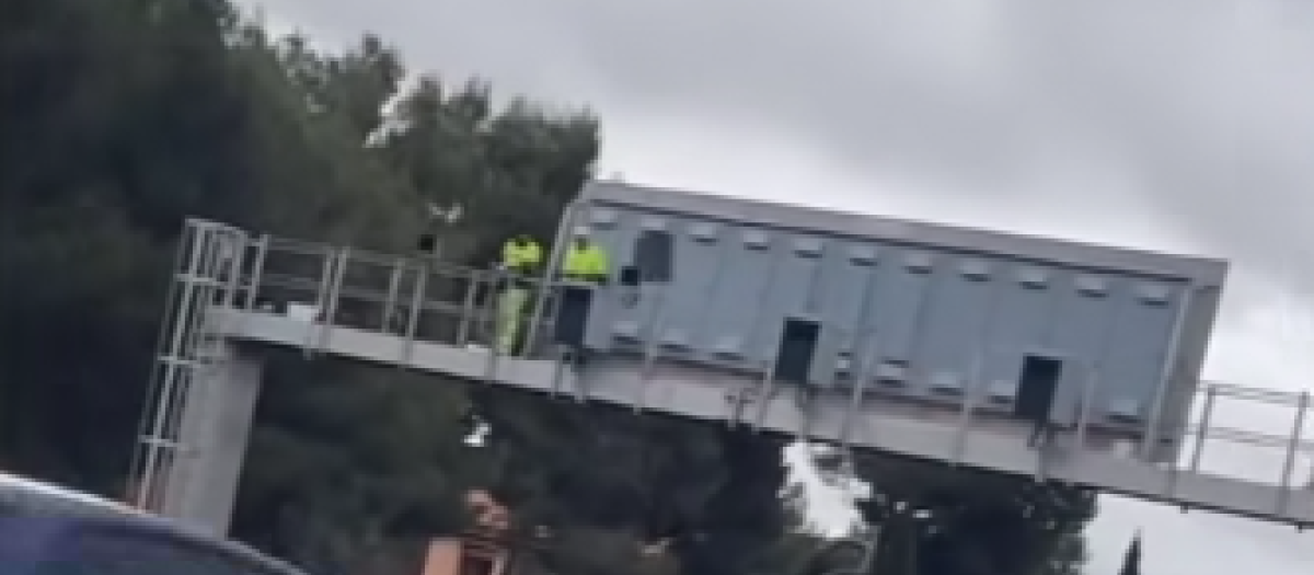 Los operarios se afanan en la colocación de nuevos equipos