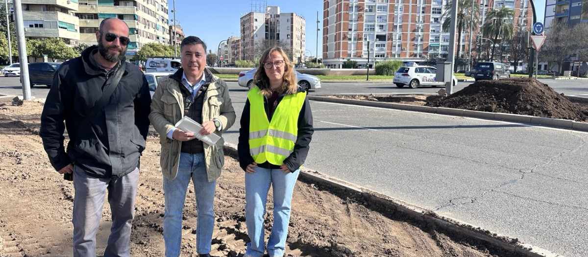 Miguel Ruiz Madruga, en el centro, en la plaza de Andalucía