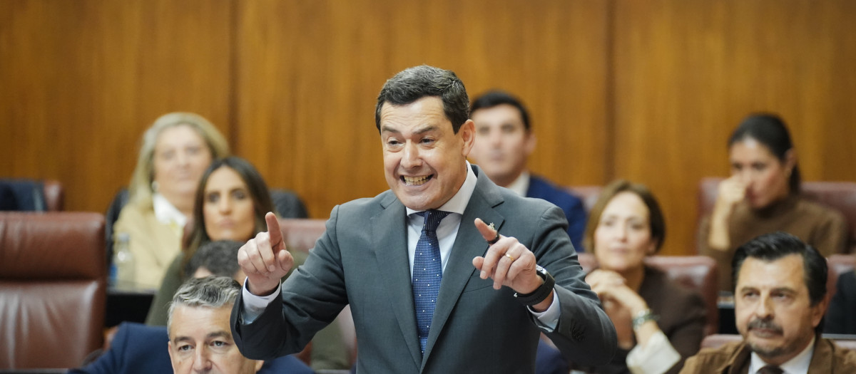 El presidente de la Junta de Andalucía, Juanma Moreno, este jueves en la sesión de control del Parlamento