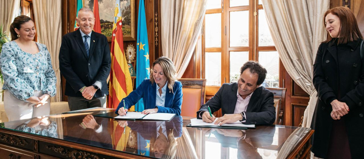 Firma de acuerdo entre el Aeroclub y el Ayuntamiento de Castellón