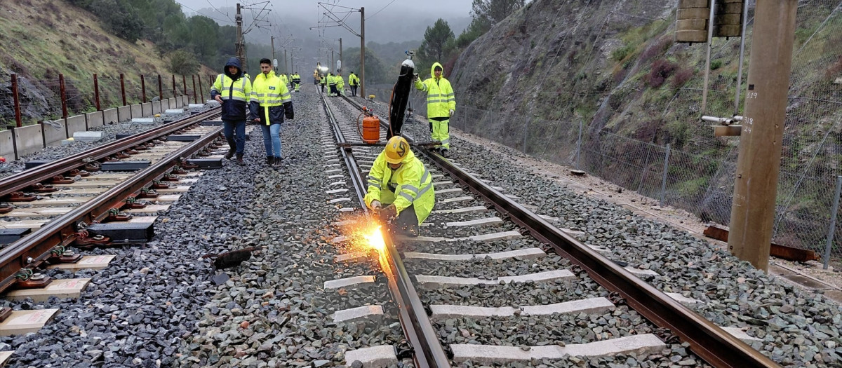 (Foto de ARCHIVO) Varios operarios durante las obras de reparación de las vías en Adamuz