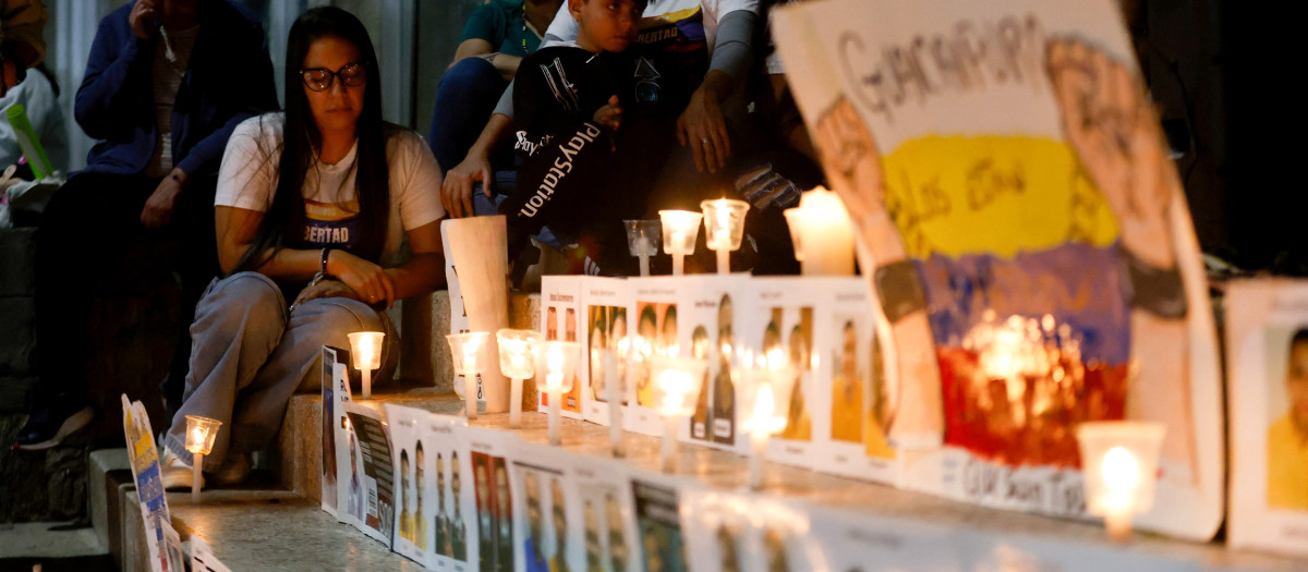 La gente participa en una vigilia para exigir la libertad de los presos políticos frente al edificio El Helicoide, sede del Servicio Bolivariano de Inteligencia Nacional (SEBIN), en Caracas