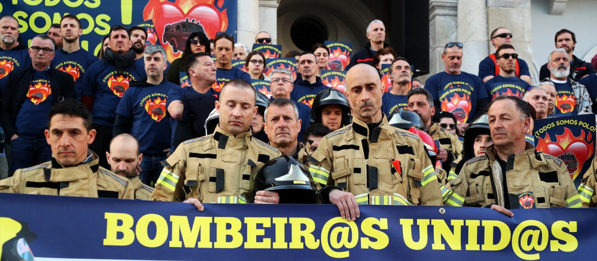 Bomberos de Ferrol durante una concentración bajo el lema ‘¡Todos somos Polo!’, a 26 de febrero de 2026, en Ferrol, Galicia (España). Los grupos municipales del PSOE, BNG y Ferrol en Común han registrado una moción conjunta que se debatirá en el pleno de este jueves, para abordar las consecuencias del incendio registrado la madrugada del pasado jueves, 19 de febrero, en el barrio de Recimil, que se saldó con la muerte de un joven de 19 años y un bombero herido, con la amputación de una de sus extremidades.

Raúl Lomba / Europa Press
26 FEBRERO 2026;FERROL;INCENDIO;RECIMIL;
26/2/2026