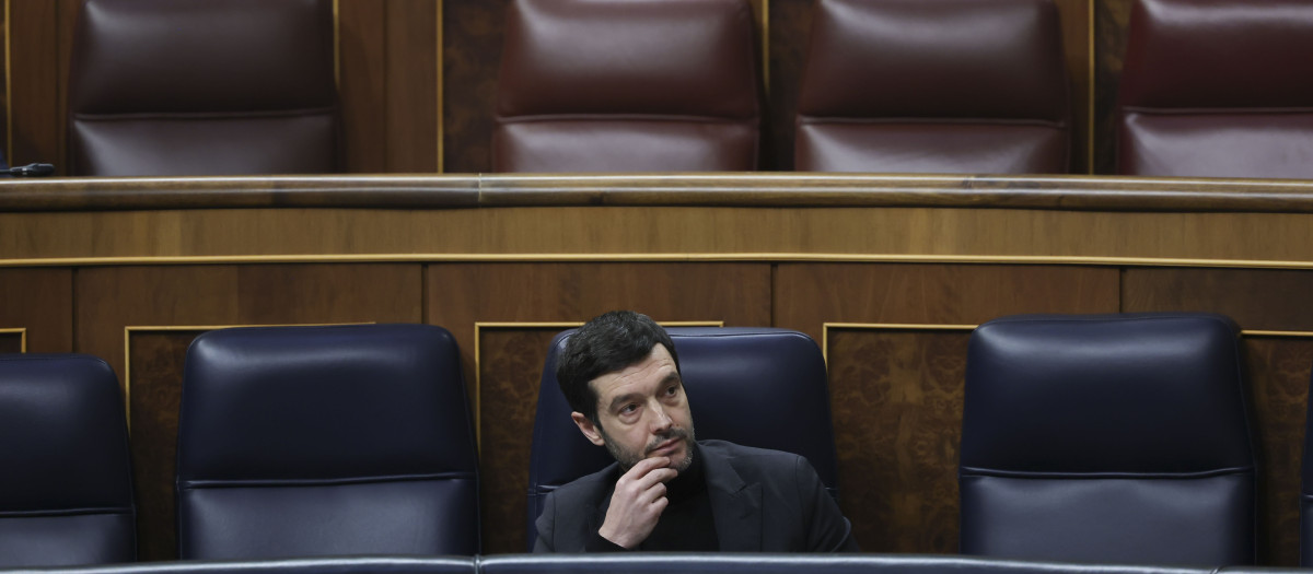 El ministro Pablo Bustinduy, este jueves sentado en su escaño