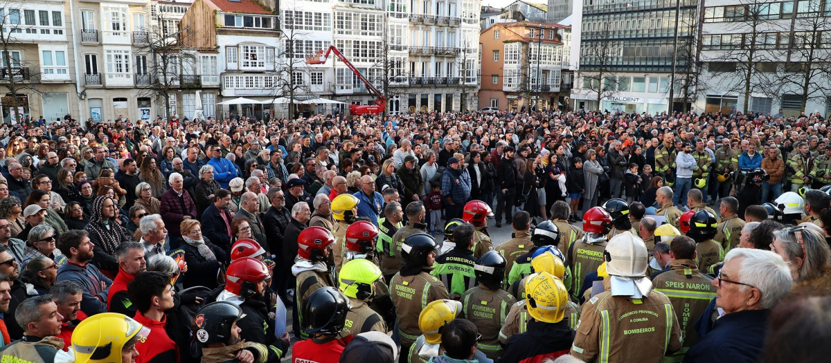 Bomberos de Ferrol acompañados de decenas de personas durante una concentración bajo el lema ‘¡Todos somos Polo!’, a 26 de febrero de 2026, en Ferrol, Galicia (España). Los grupos municipales del PSOE, BNG y Ferrol en Común han registrado una moción conjunta que se debatirá en el pleno de este jueves, para abordar las consecuencias del incendio registrado la madrugada del pasado jueves, 19 de febrero, en el barrio de Recimil, que se saldó con la muerte de un joven de 19 años y un bombero herido, con la amputación de una de sus extremidades.

Raúl Lomba / Europa Press
26 FEBRERO 2026;FERROL;INCENDIO;RECIMIL;
26/2/2026