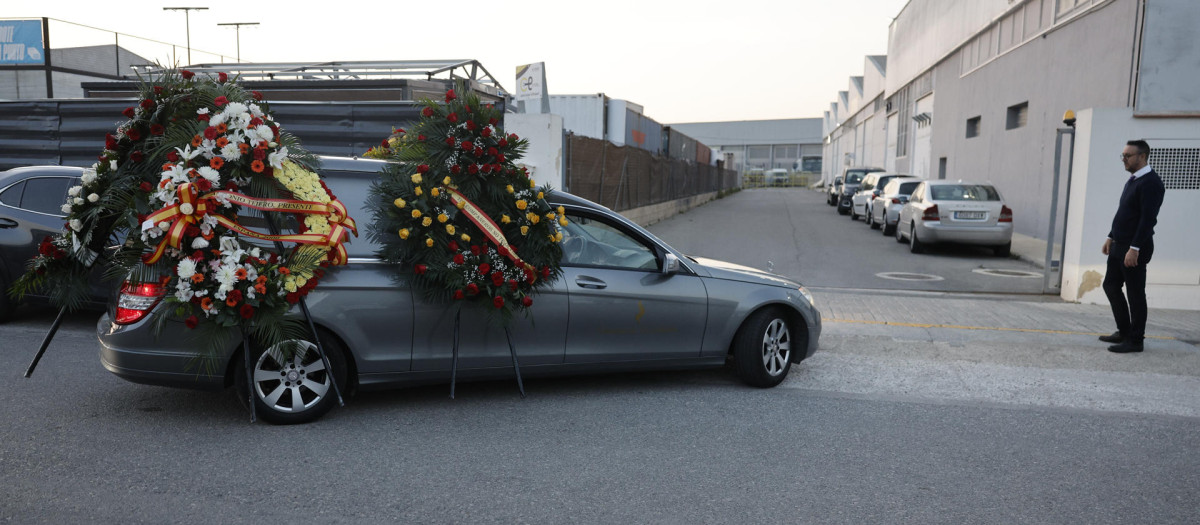 Imagen del coche fúnebre con los restos mortales de Tejero