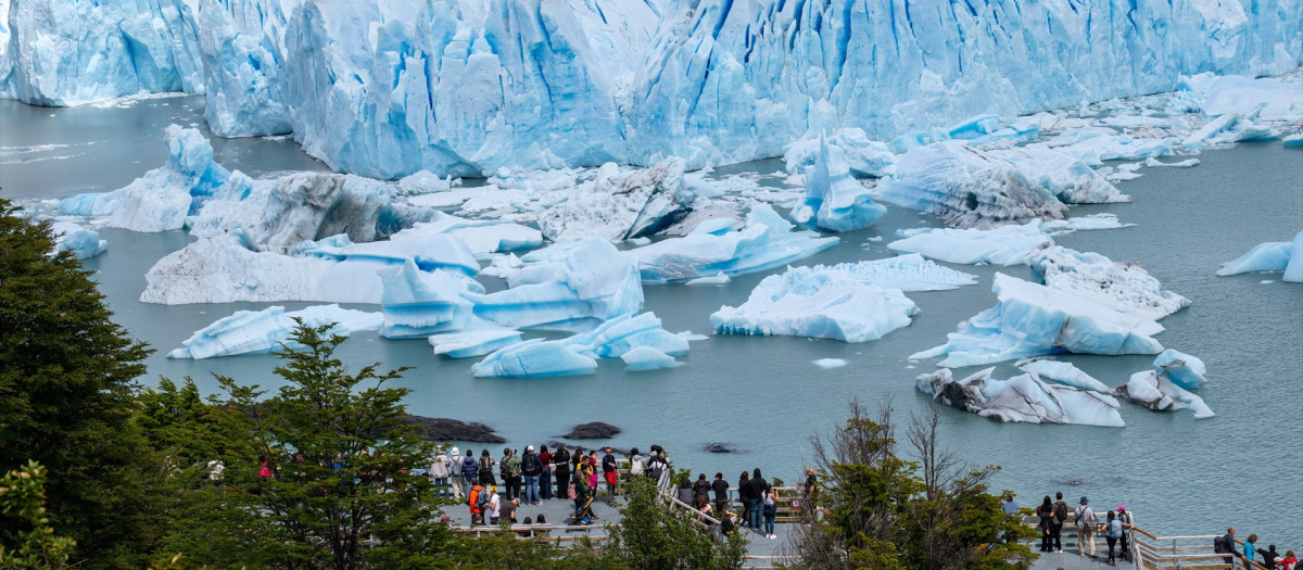 Turistas disfrutan del paisaje del Glaciar Perito Moreno en el Parque Nacional Los Glaciares, provincia de Santa Cruz, Argentina