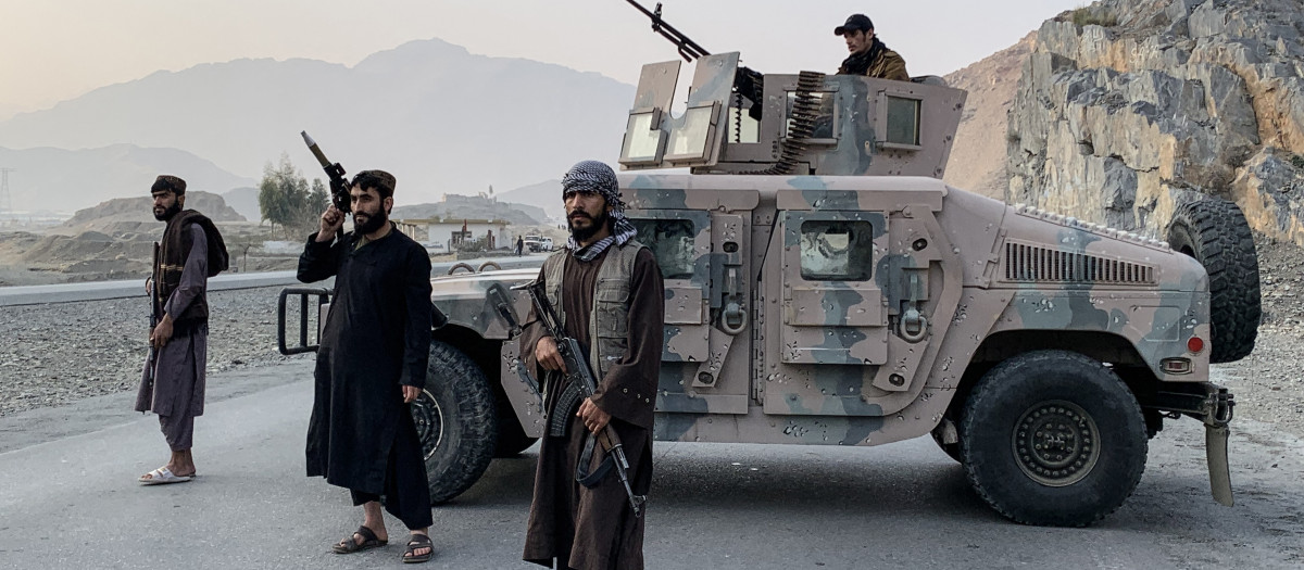Militares del régimen talibán vigilan cerca de la frontera con Pakistán