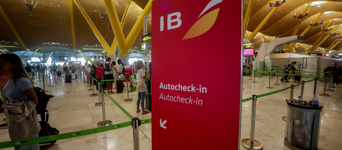 Varios pasajeros esperan para obtener sus tarjetas de embarque y facturar su equipaje