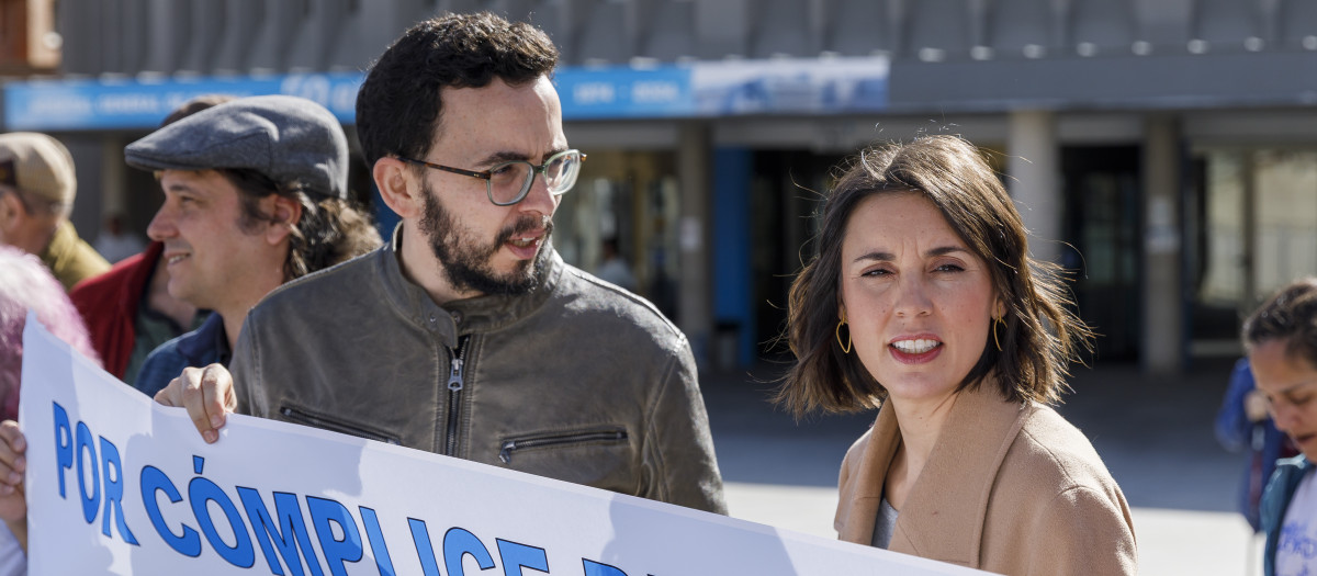 La secretaria política y eurodiputada de Podemos, Irene Montero, y el candidato de Podemos-Alianza Verde a la Presidencia de la Junta,  Miguel Ángel Llamas, durante la manifestación del viernes en Segovia