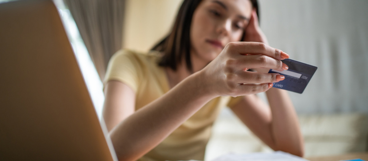 Chica joven sin llegar a fin de mes