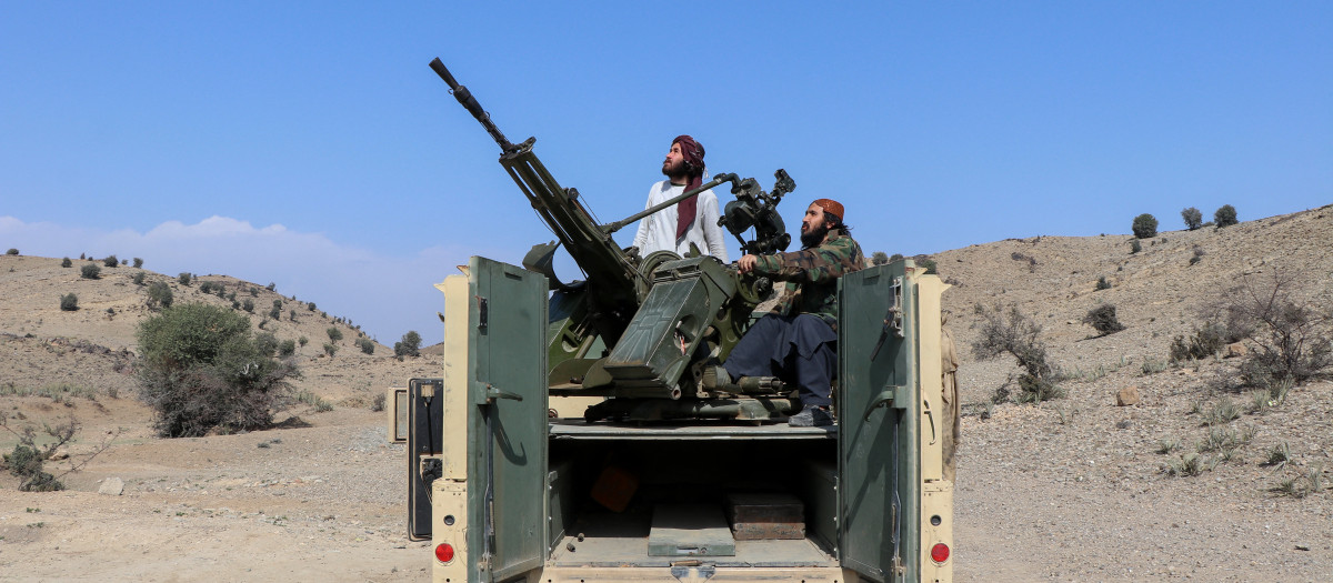 Taliban security personnel operating an anti-aircraft gun keep watch for Pakistani airstrikes near the Durand Line in Gurbuz district of Khost province on February 27, 2026 following overnight cross-border fighting between Pakistan and Afghanistan. Clashes near the key Torkham border crossing between Afghanistan and Pakistan resumed on February 27, AFP journalists said, as the neighbours engaged in deadly fighting. Violence overnight hit a camp for Afghans who had just crossed from Pakistan, with several people wounded. (Photo by AFP)