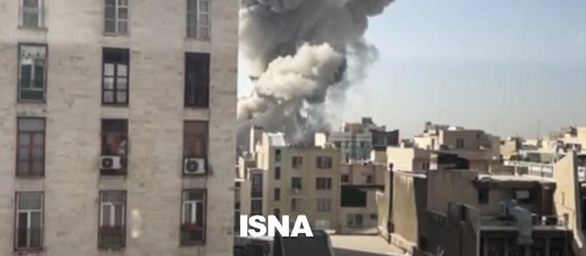 T Una columna de humo emerge del centro de Teherán tras un ataque israelí este sábado