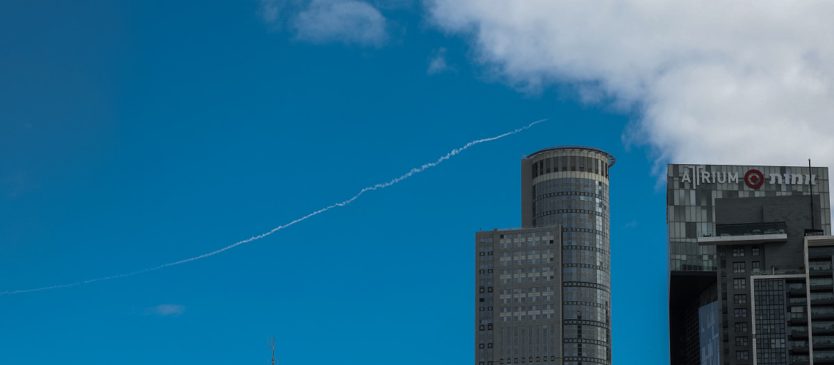 La estela de un cohete del sistema de defensa contra misiles Cúpula de Hierro de Israel se ve en Tel Aviv el 28 de febrero de 2026.