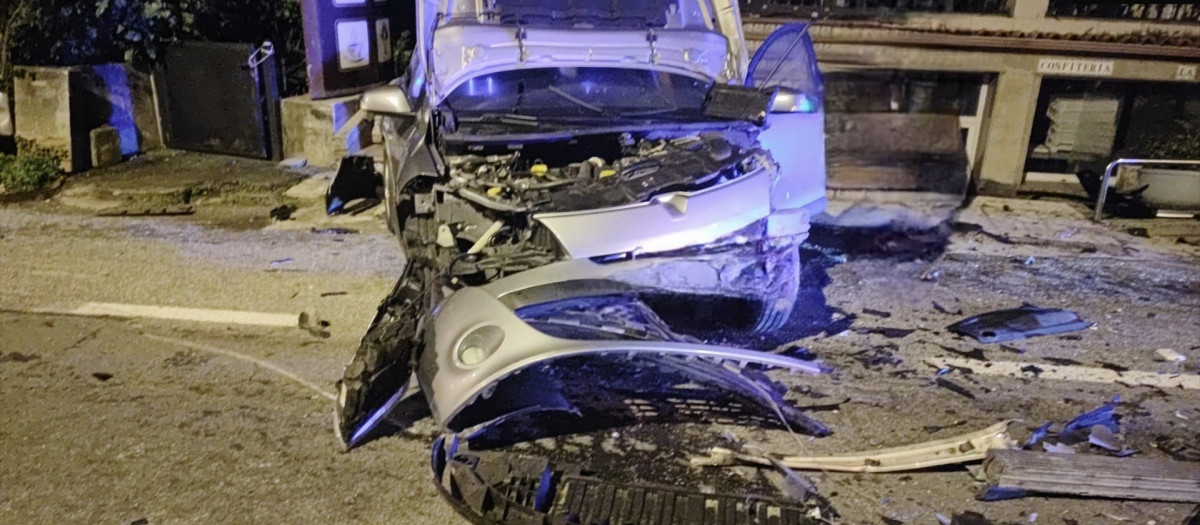 Uno de los coches afectados por el accidente en Sangenjo

REMITIDA / HANDOUT por AYUNTAMIENTO DE SANXENXO
Fotografía remitida a medios de comunicación exclusivamente para ilustrar la noticia a la que hace referencia la imagen, y citando la procedencia de la imagen en la firma
28/2/2026