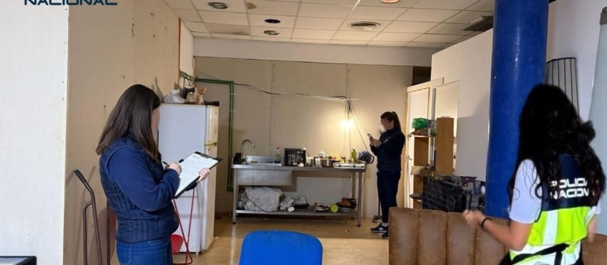 Agentes de la Policía Nacional en una de las inspecciones a uno de los establecimientos de los detenidos.

REMITIDA / HANDOUT por POLICÍA NACIONAL
Fotografía remitida a medios de comunicación exclusivamente para ilustrar la noticia a la que hace referencia la imagen, y citando la procedencia de la imagen en la firma
28/2/2026