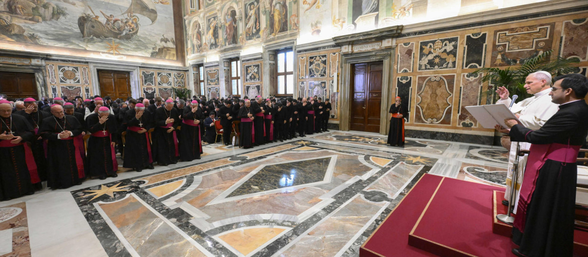 El papa León XIV ha recibido este sábado en audiencia en el Vaticano a miembros de cuatro seminarios de España y les ha advertido de la superficialidad y del "cuidado meramente exterior" de la vida espiritual. EFE/ Mario Tomassetti/Dicasterio Para La Comunicación Del Vaticano  SOLO USO EDITORIAL/SOLO DISPONIBLE PARA ILUSTRAR LA NOTICIA QUE ACOMPAÑA (CRÉDITO OBLIGATORIO)