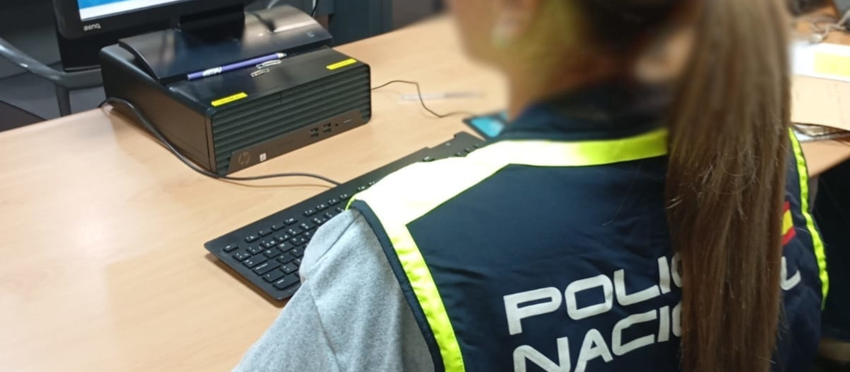 Imagen de una agente de la Policía Nacional